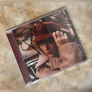 Taylor Swift: ***SIGNED*** RED (Taylor’s Version) CD - BNWT (A)